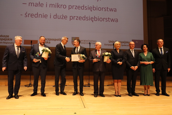 Prezydent Kielc Bogdan Wenta i laureaci konkursu „Lider Ekonomii Społecznej”