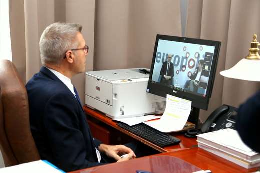 prezydent Kielc Bogdan Wenta przed komputerem podczas konferencji online