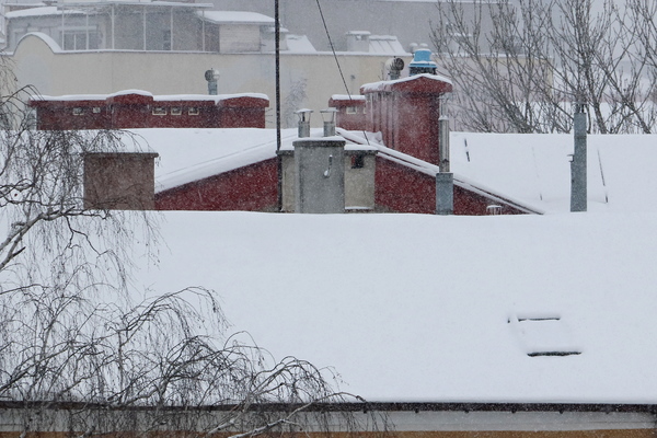 zaśnieżony dach domu