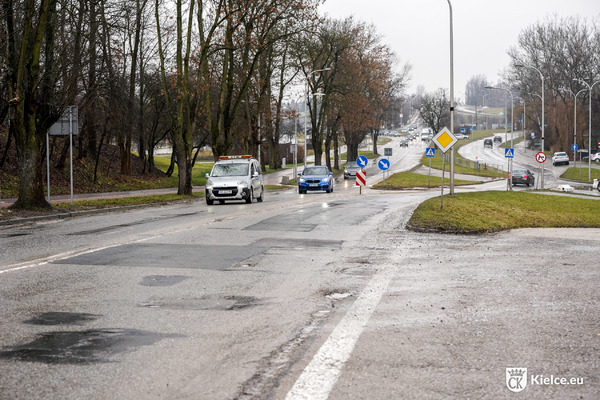 Ulica Krakowska w Kielcach, na zdjęciu widać kilka samochodów i drzewa