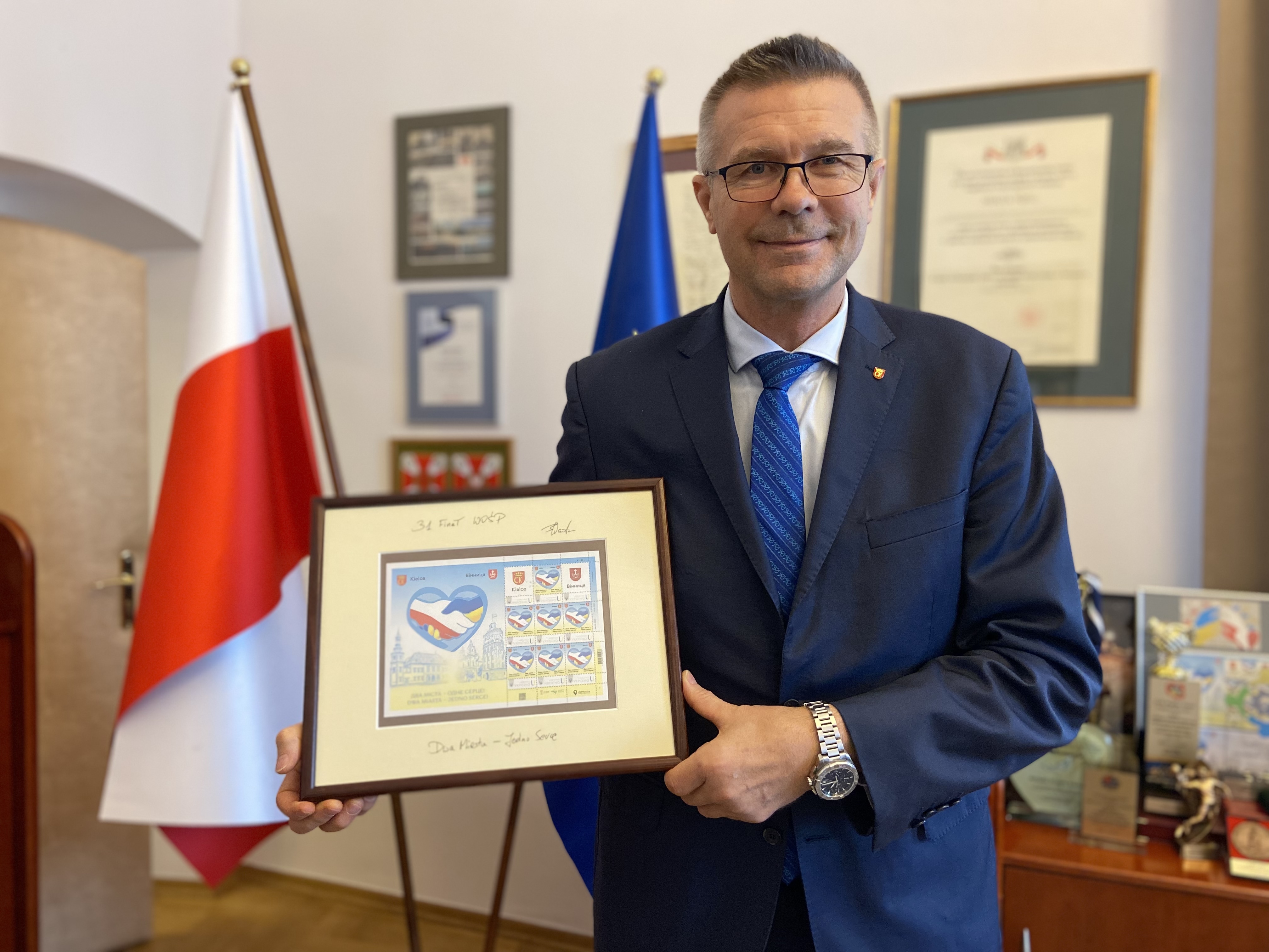 Prezydent Kielc Bogdan Wenta prezentuje fant podarowany na licytację WOŚP