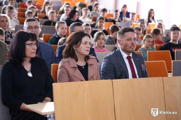 Uczestnicy wydarzenia na auli wykładowej. Na pierwszym palnie zastępca prezydenta Kielc Marcin Chłodnicki.