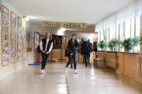Kilku uczniów na korytarzu szkolnym