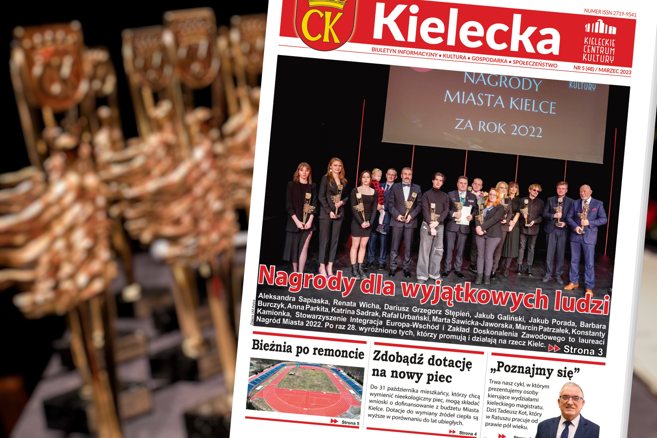 Grafika z pierwszą stronę biuletynu "Kielecka", zdjęcie laureatów Nagrody Miasta Kielce 2022, w tle statuetki