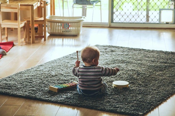 dzieco siedzi na dywanie.jpg
