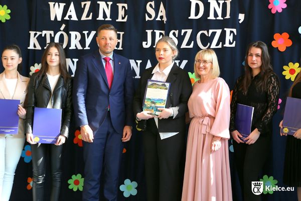 Marcin Chłodnicki - wiceprezydent Kielc, dyrektor IV LO i najlepsza uczennica wśród maturzystów