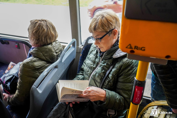 Kobieta czytająca książkę w autobusie