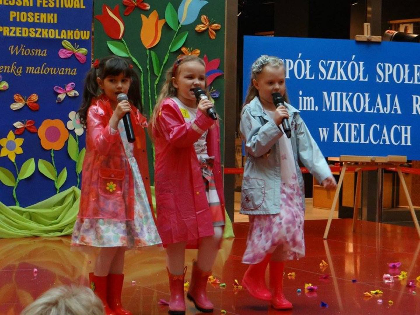 dzieci podczas występu na scenie