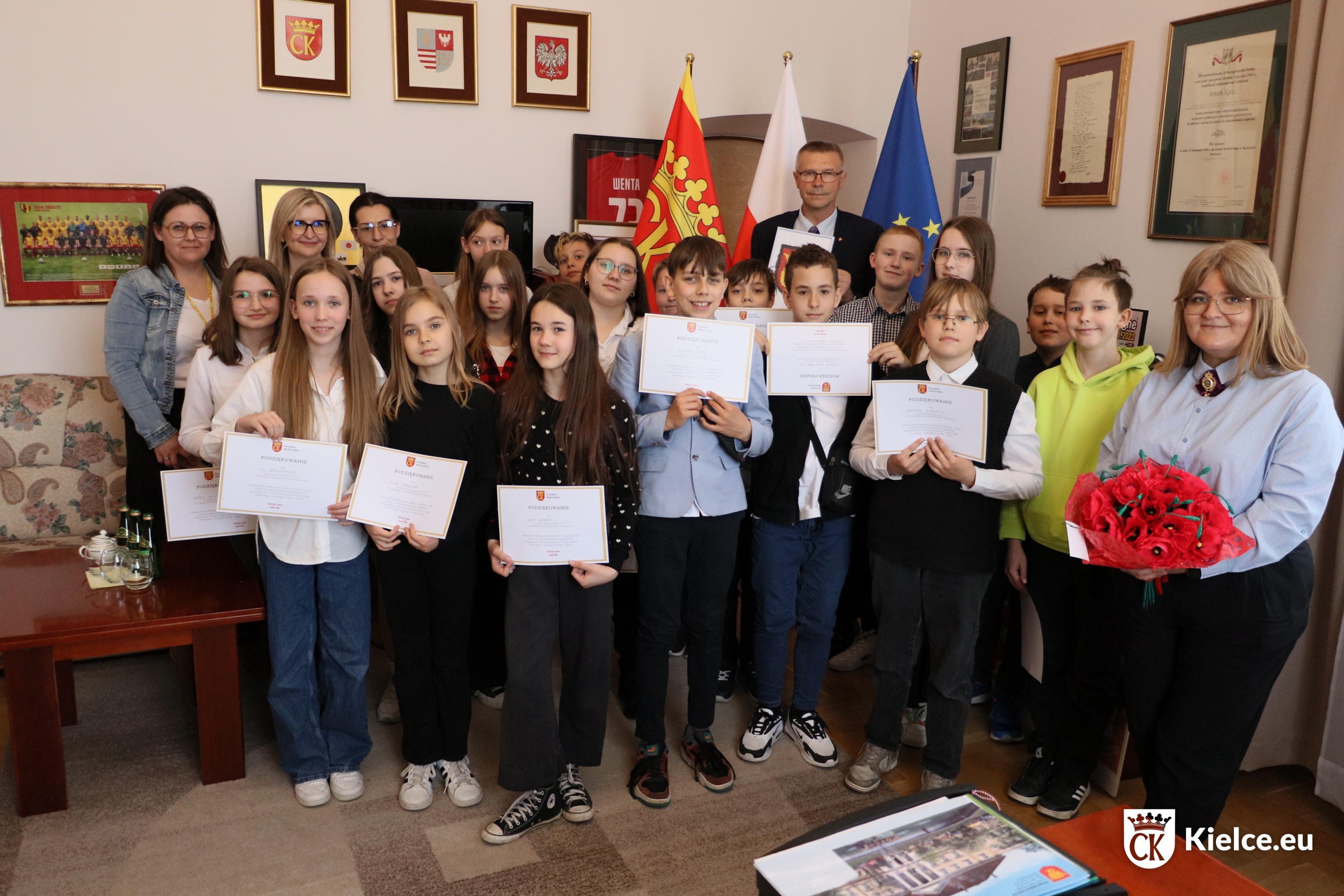 Grupa uczniów w gabinecie prezydenta Kielc