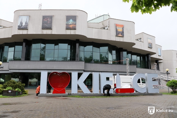 Napis I love Kielce przed budynkiem Kieleckiego Centrum Kultury