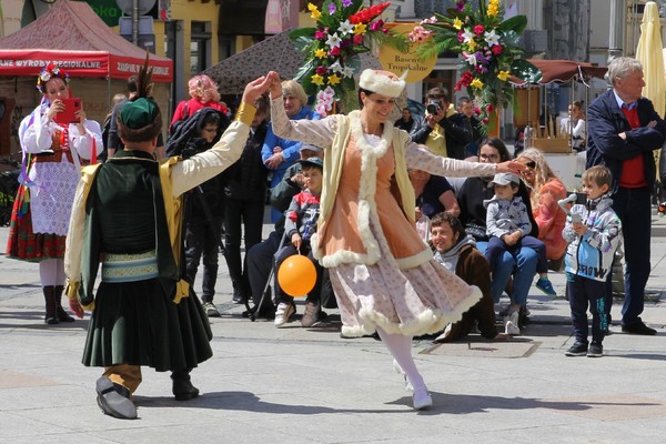 Para w strojach szlacheckich tańcząca na ulicy Sienkiewicza