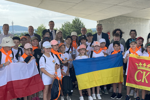 Grupa dzieci i młodzieży stojąca z flagami Polski, Kielc i Ukrainy