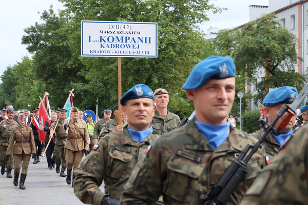 żołnierze podczas marszu po Kielcach