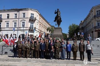 Zdjęcie przedstawia uczestników Marszu pod pomnikiem Marszałka Józefa Piłsudskiego