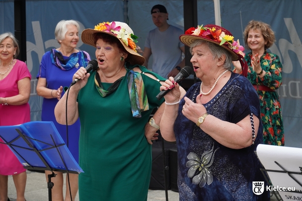 Dwie śpiewające, starsze kobiety