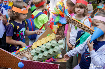 Dzieci i jedna z prac konkursowych, ptak wykonany z wytłoczek na jajka i kolorowego papieru