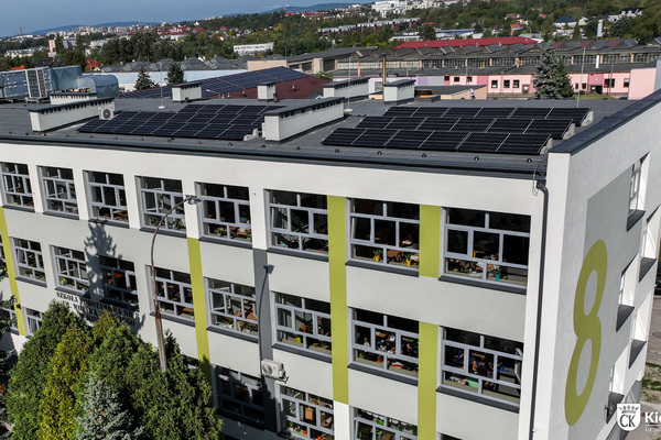 Budynek szkoły z instalacją fotowoltaiczna na dachu