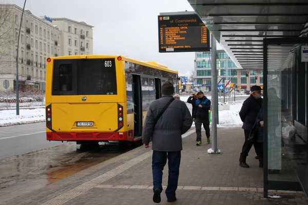 autobus na przystanku