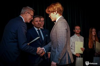 Prezydent Kielc Bogdan Wenta wręczający decyzję jednemu ze studentów, w tle wiceprezydent Marcin Chłodnicki oraz dwóch studentów