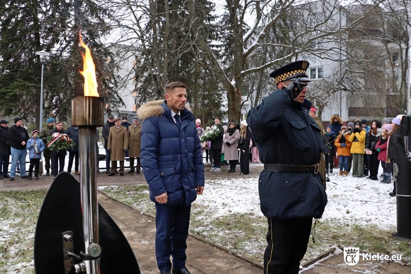 Na pierwszym planie salutujący Strażnik Miejski oraz wiceprezydent Marcin Chłodnicki, na drugim planie kilka osób w czasie uroczystości upamiętniających 193. rocznicę wybuchu powstania listopadowego