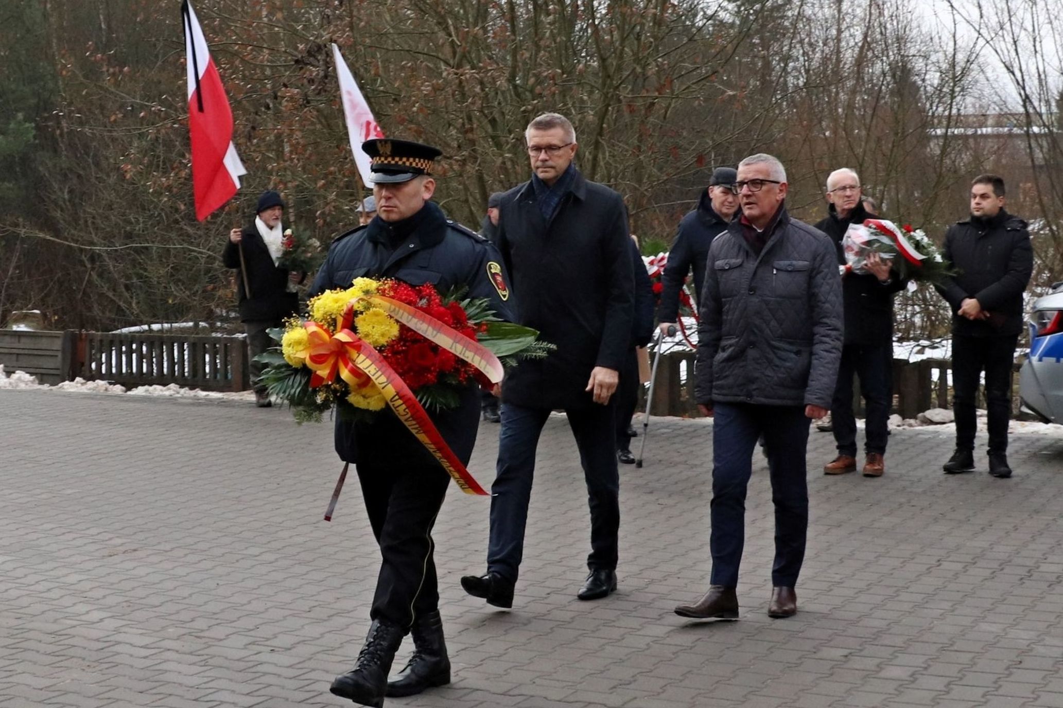 Prezydent Kielc Bogdan Wenta oraz dyr. Kancelarii Prezydenta Sławomir Stachura, składają kwiaty pod tablicą upamiętniającą opozycjonistów więzionych przez bezpiekę.