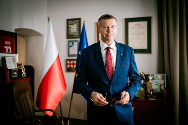 zdjęcie; Bogdan Wenta prezydent Kielc w gabinecie