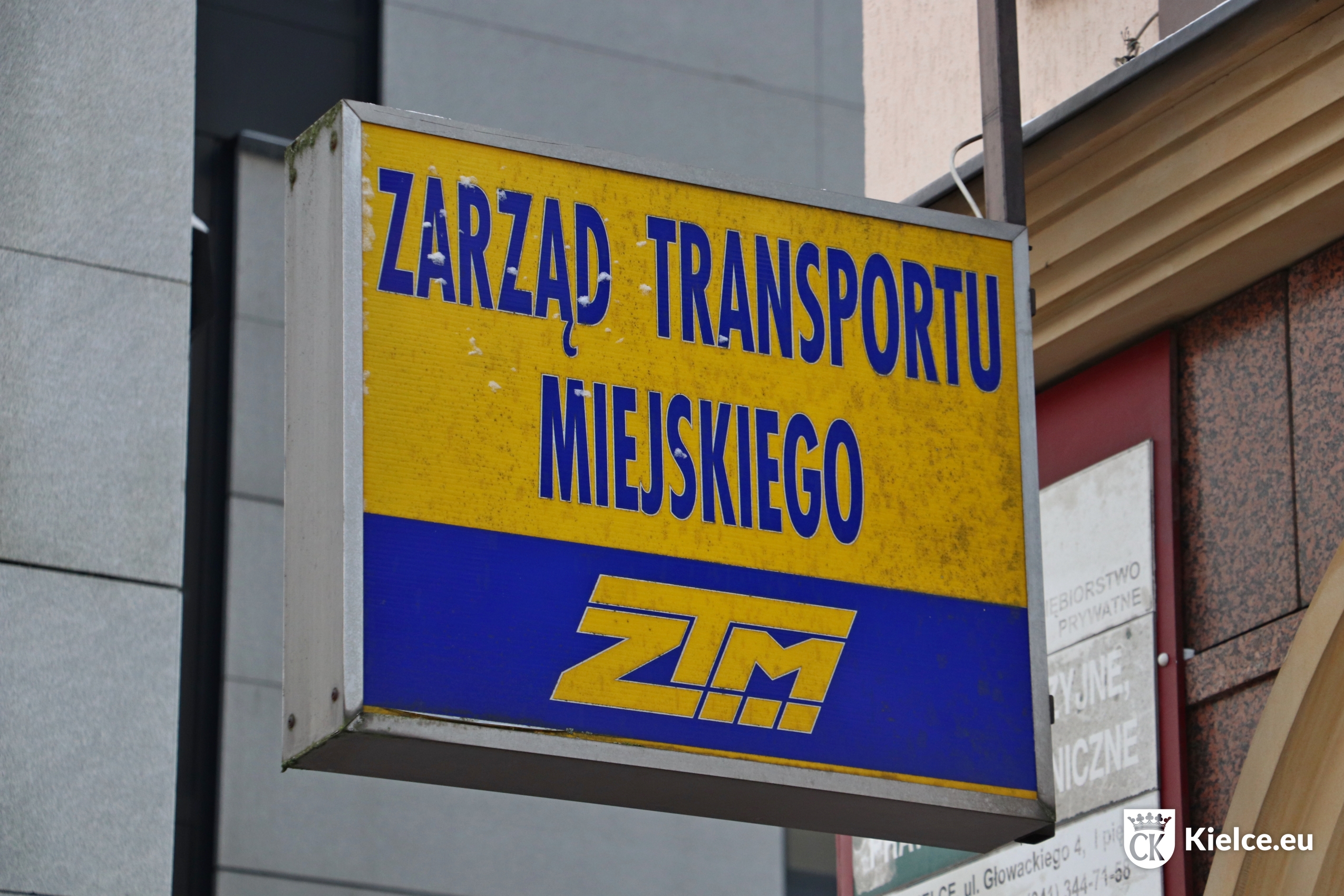 Kaseton z logo Zarządu Transportu Miejskiego