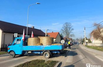 Protest rolników. Mini ciężarówka blokuje przejazd samochodów na drodze wjazdowej do Kielc