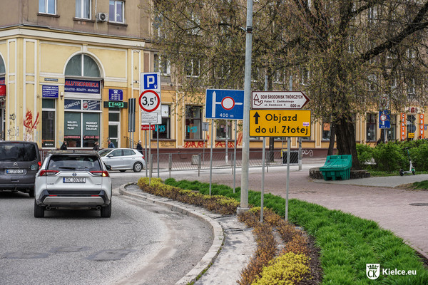 Początek ulicy Paderewskiego od ronda Giedroycia, znaki drogowe, dwa samochody.