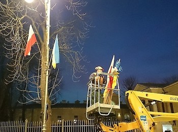 Polskie i ukraińskie flagi w Kielcach.jpg