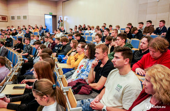 zdjęcie; gala KDI, uczestnicy na auli głównej Politechniki Świętokrzyskiej