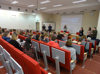 Grupa młodzieży z Winnicy na kieleckich uczelniach.jpg