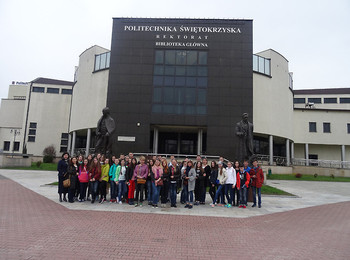 Grupa młodzieży z Winnicy na kieleckich uczelniach5.jpg