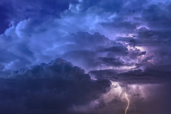 zdjęcie przedstawiające ciemne chmury burzowe i błyskawicę