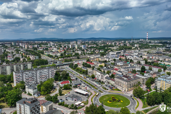 zdjęcie dronowe przedstawia panoramę Kielc od ronda Giedroycia, w kierunku zachodnim