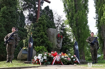 zdjęcie przedstawia pomnik poświęcony uczestnikom Powstania Listopadowego, pod nim wieńce, przy nim stoją żołnierze