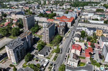 zdjęcie z drona; ulica Seminaryjska w stronę Zachodnią, po prawej Plac Targowy i budynki, po lewej bloki mieszkalne