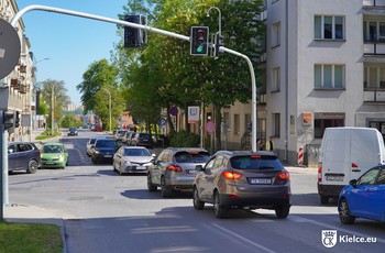Skrzyżownaie ulic Żeromskiego i Seminaryjskiej. Nad skrzyżowaniem sygnalizacja świetlna. Po skrzyżowaniu jedzie kilka samochodów.  