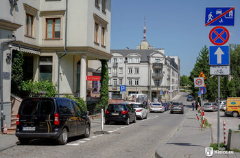ulica Kozia, widok od strony ul. Piotrkowskiej, po obu stronach zaparkowane samochody, po lewej stronie kamienice.