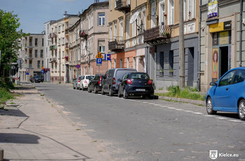 Ulica Silniczna, po prawej stronie zaparkowane samochody i kamienice