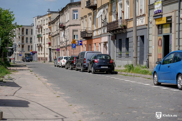 Ulica Silniczna, po prawej stronie zaparkowane samochody i budynki.