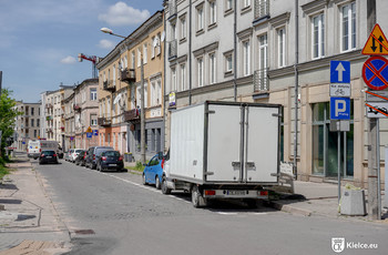 ul. Silniczna widok od strony ul. Koziej, po prawej stronie zaparkowane samochody i kamienice.