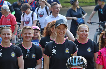 Grupa kobiet w sportowych strojach.