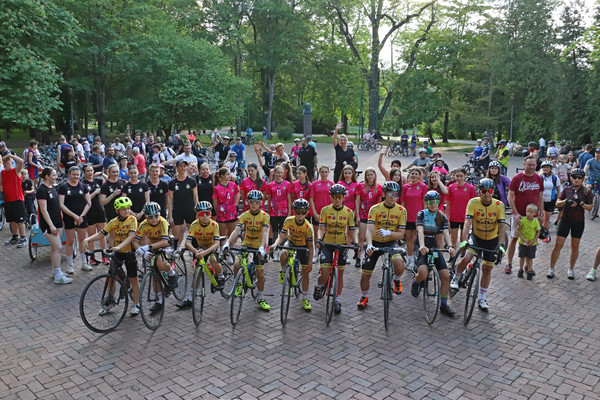 Kilkadziesiąt osób z rowerami pozuje do zdjęcia.