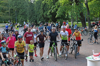 Grupa rowerzystów pozuje do zdjęcia.
