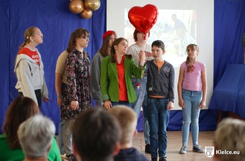 zdjęcie; uczniowie ZPSW w Kielcach na scenie podczas spektaklu, trzymają balon serce