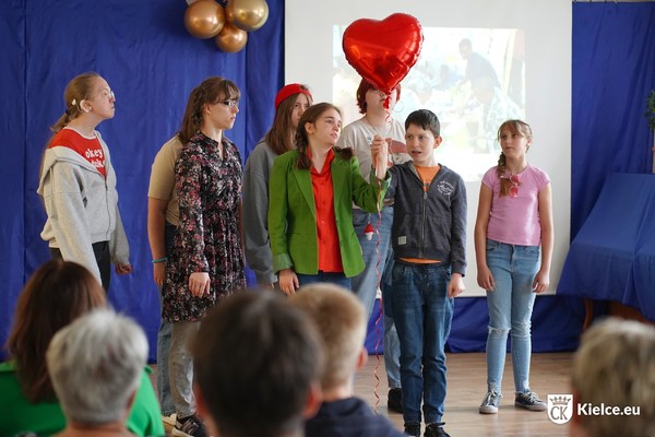 zdjęcie; uczniowie ZPSW w Kielcach na scenie podczas spektaklu, trzymają balon serce