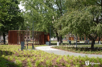 zdjęcie przedstawia skwer im. Ireny Sendlerowej po rewitalizacji. Widać na nim drzewa, elementy małej architektury, chodnik i trawnik.