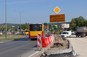 zdjęcie przedstawia remontowane skrzyżowanie ul. bp Jaworskiego i Piłsudskiego. Na zdjęciu widoczny autobus, pachołki odgradzające od jezdni i znak objazdu