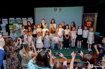 zdjęcie przedstawia laureatów konkursu podczas robienia wspólnego zdjęcia z prezydentką Kielc, Agatą Wojdą